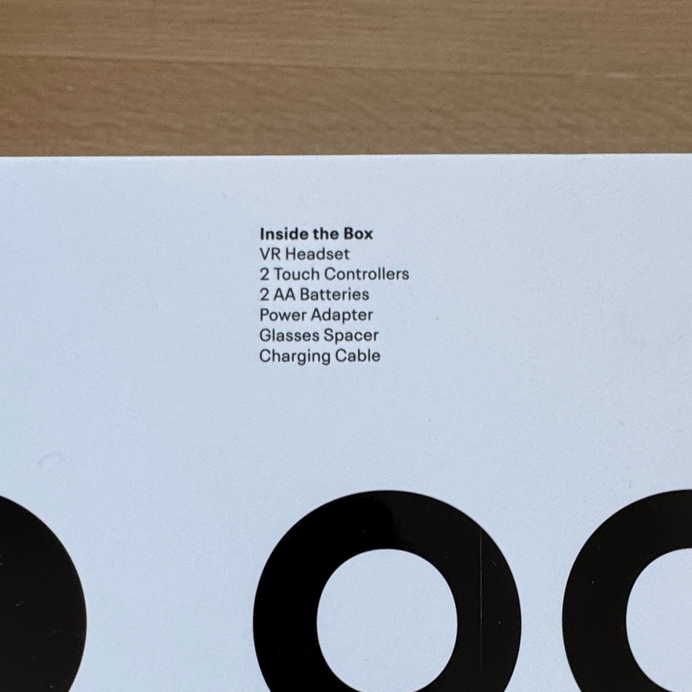 Oculus Quest 2 VR Set in White - Picture 2 of 4